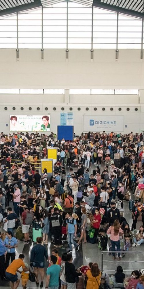 Busy Ninoy Aquino Intl Airport, PH Airport terminal corridor