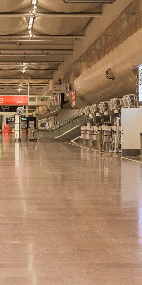 Family navigating Arlanda Airport during moderate peak hours