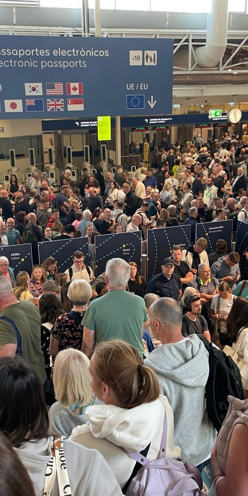 Family relaxing in Faro Airport family lounge